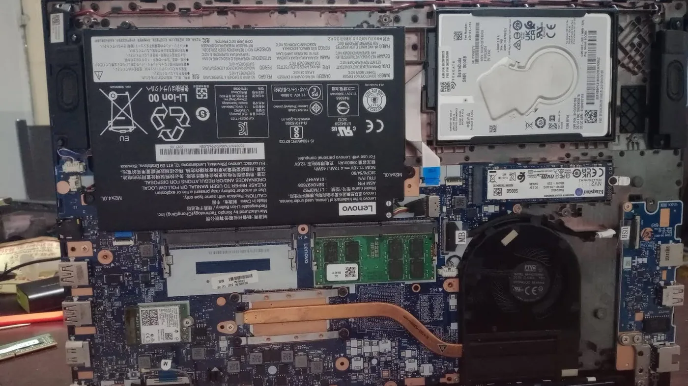 Laptop abierta durante una reparación de hardware en Dr. Laptop
